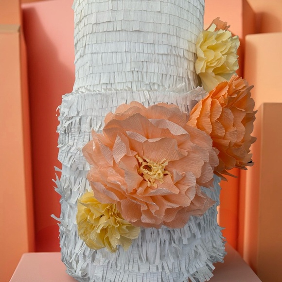 3’ Piñata Wedding Cake 🍰🪅 | Handmade Custom Design - Picture 7 of 10